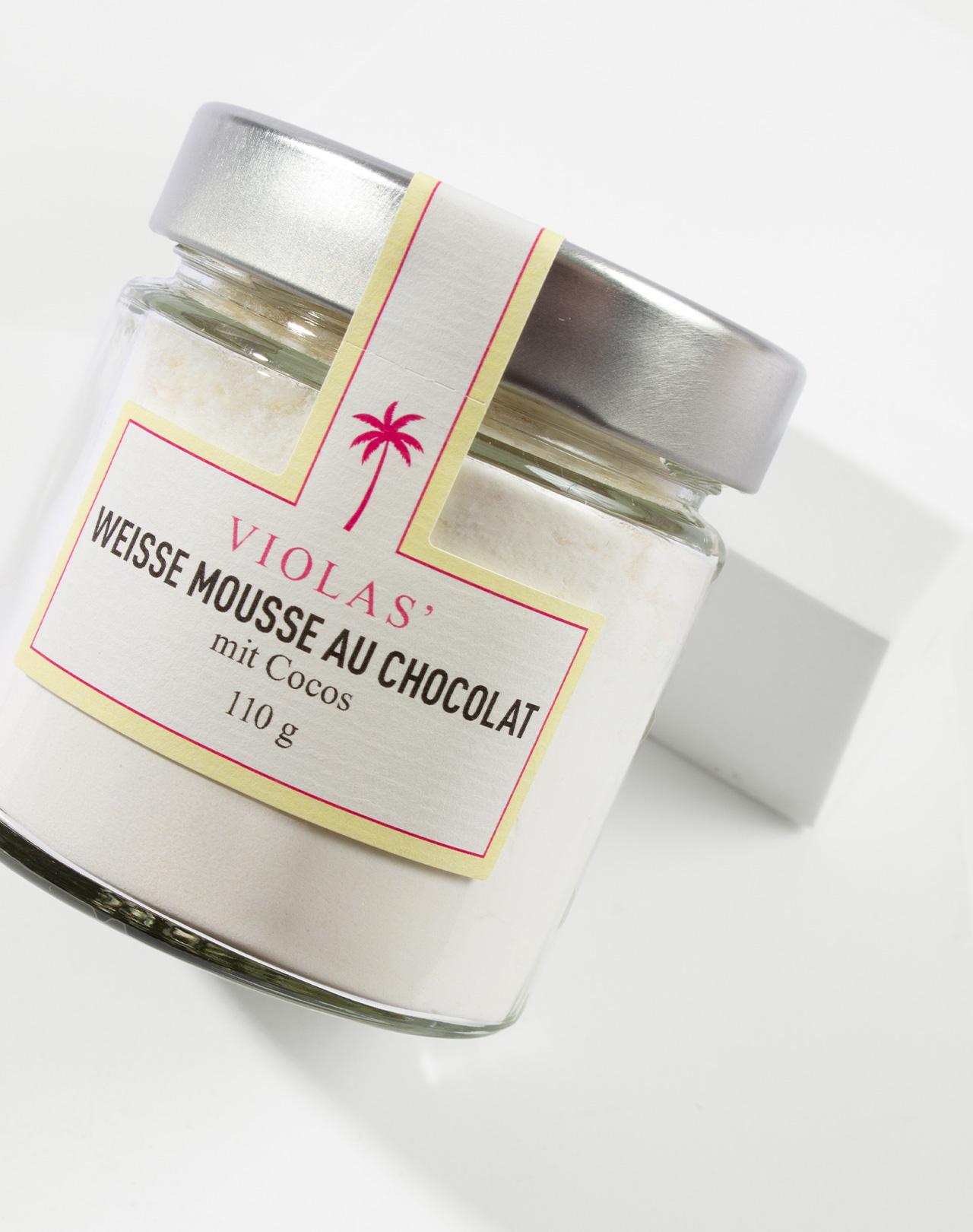 Weiße Mousse au chocolat mit Cocos